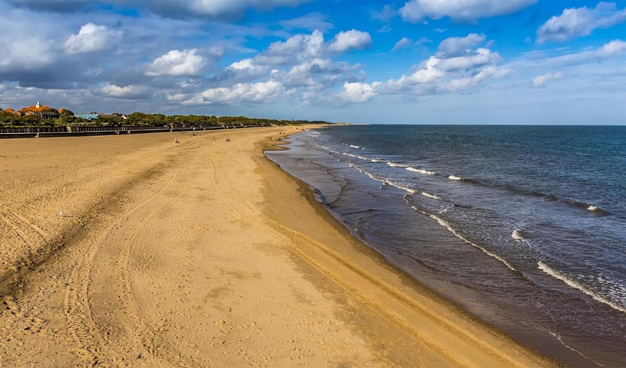 Great 8 Berth Caravan For Hire At Southview Holiday Park In Skegness Ref 33025E Екстериор снимка